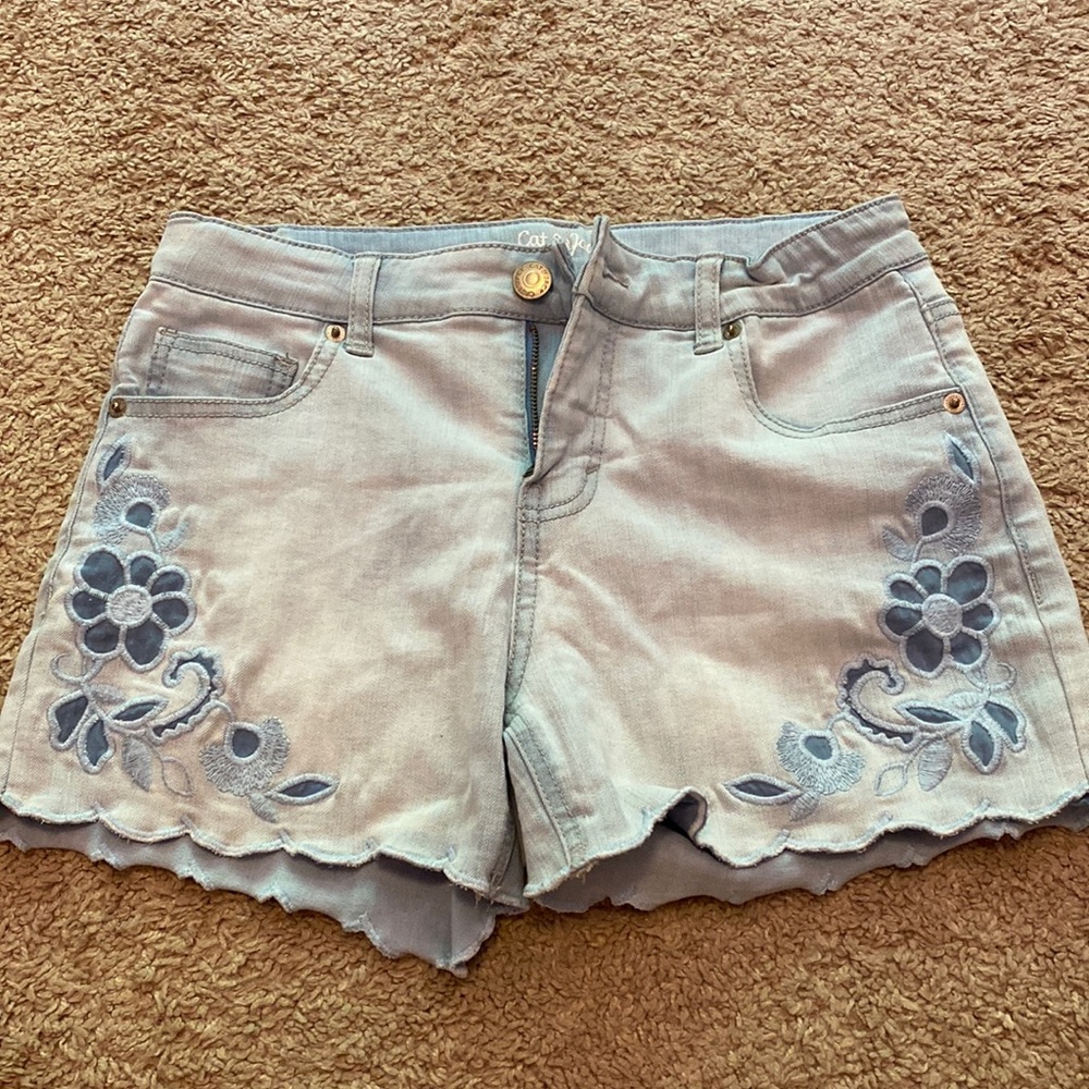 Flower detailed jean shorts